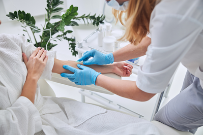 woman placing iv for sitting patient who will receive iv nutrient therapy